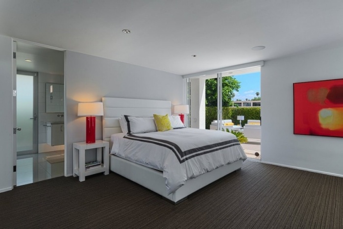 Alb ca culoarea camerei din dormitor, accente de culoare individuale în roșu și galben Alb-ca-cameră-culoare-în-dormitor-culoare-accente-pictură-de-perete