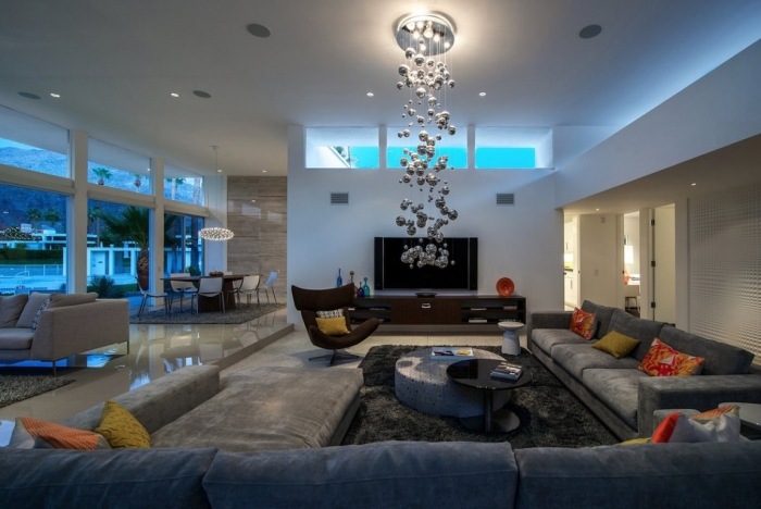 Zona de zi cu o canapea confortabilă de colț XXL, o mulțime de perne colorate Alb-ca-cameră-culoare-living-room-open-design-light-installation