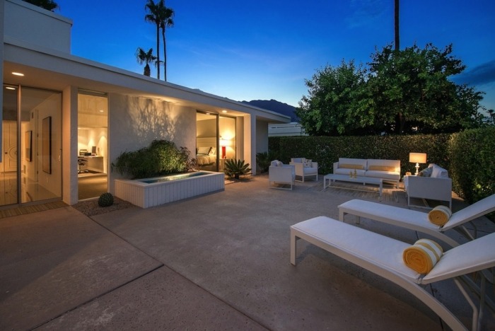 Mobila de grădină Lounge în plante albe, gard viu, ca o perdea lounge-exterior-zonă-șezlonguri-apă-albă caracteristici-iluminat subtil