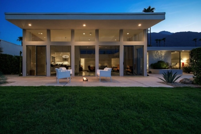 Fereastra mare din față deschide o vedere liniștitoare a grădinii Vedeți-peisajul-deluros-modern-proprietate-modern-convertit-curte interioară