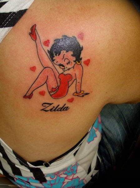 Robe rouge Betty boop tatouage sur la jambe