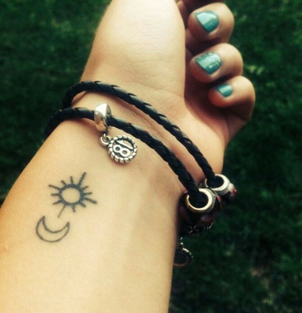 Saulės tatuiruotė ant riešo