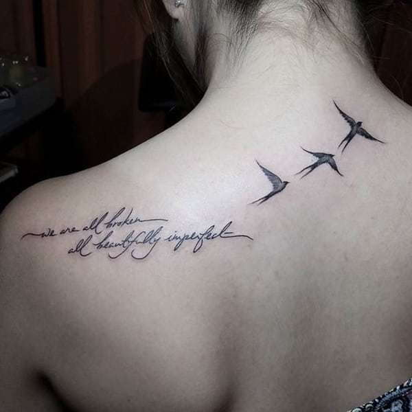 Lepa lastovka tetovaža za ženske na vratu