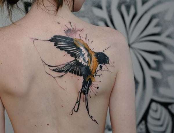 Velika lastovska tetovaža na hrbtu za ženske
