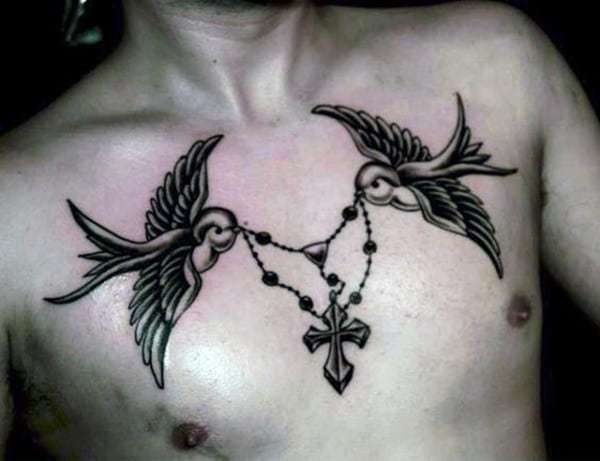 Lastovka tetovaža na prsih za moške