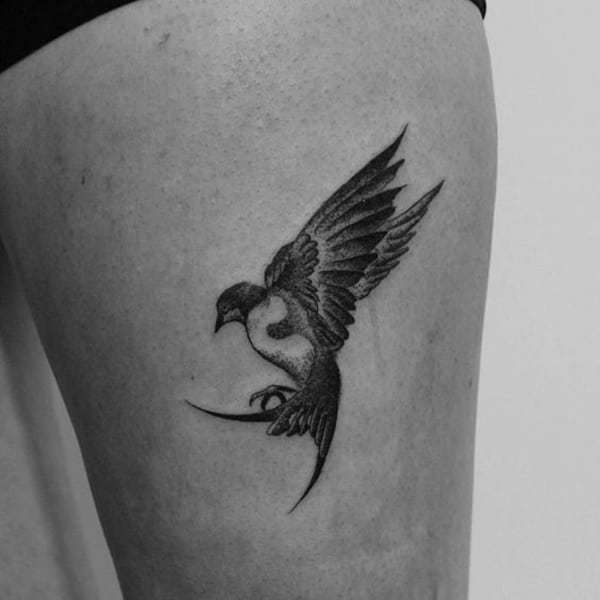 Črna lastovka tetovaža za ženske na stegnu