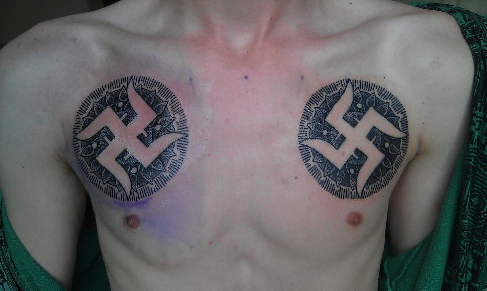 Swastik Tattoo sul petto per gli uomini