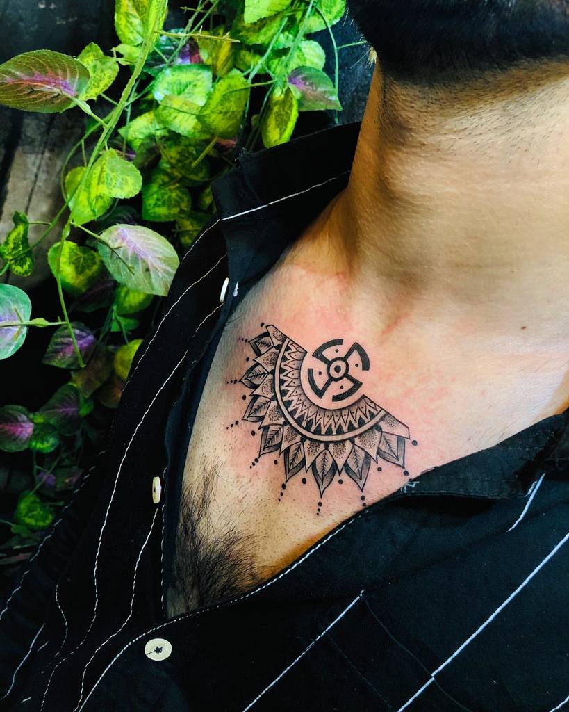 prekrasna Swastik tetovaža na vratu