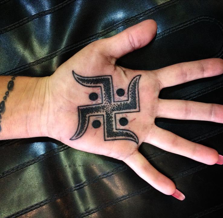 Tatuaggio con svastica nera a portata di mano