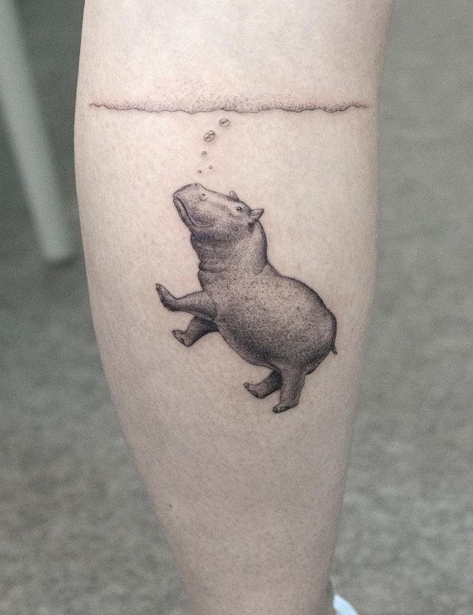 Tatuaggio subacqueo ippopotamo sulla gamba