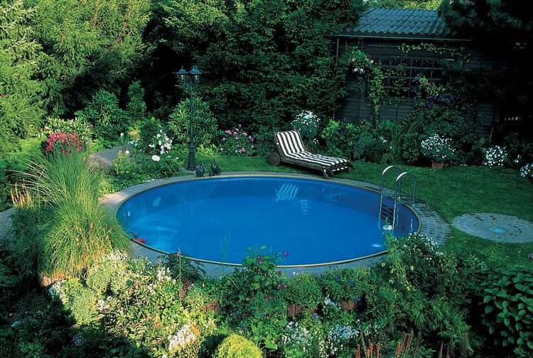 piscina rotundă din grădină este la umbră piscină-grădină-proprie-pereți-rotunzi-de-oțel-plante-umbră