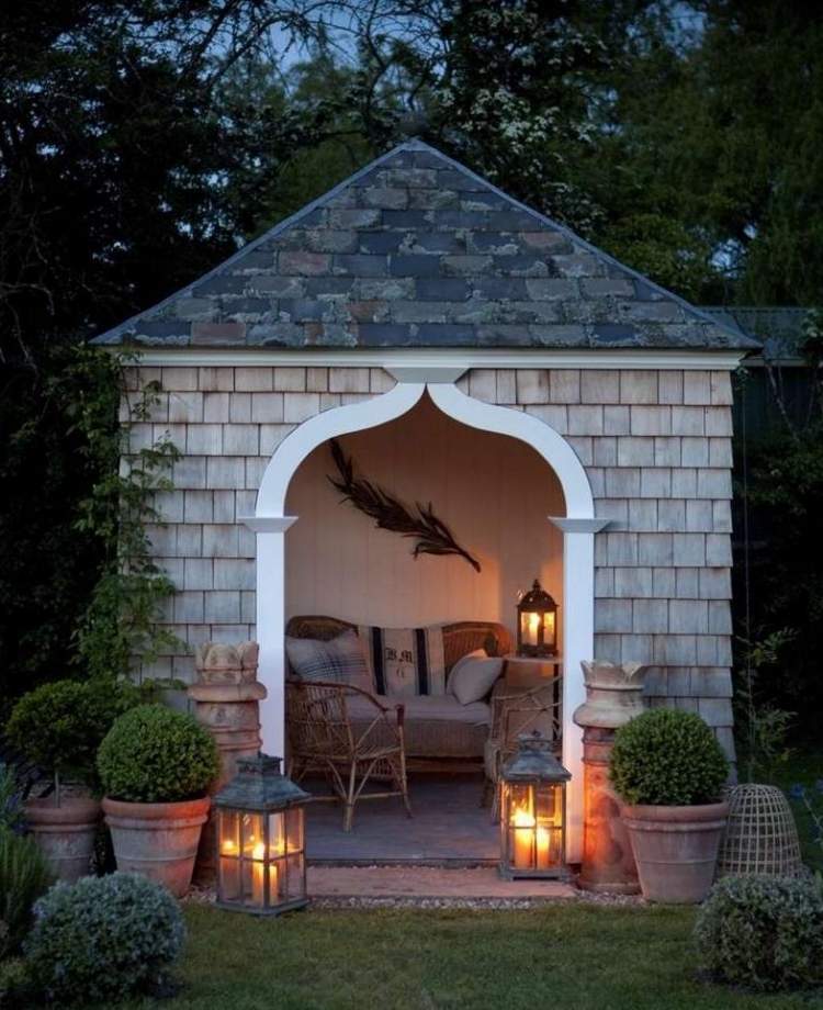 casă-grădină-lemn-construiește-te-romantică-cu-lumânări-lumânări-plante în ghiveci