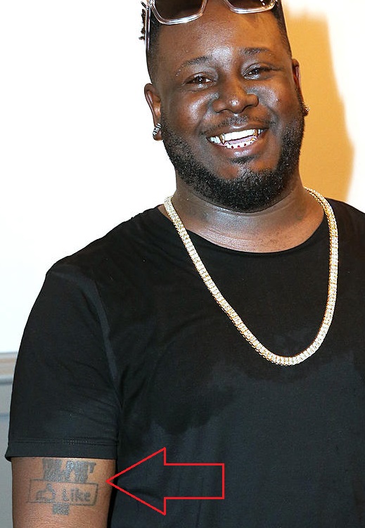 T Dor Tatuagem de Bíceps no Braço Direito