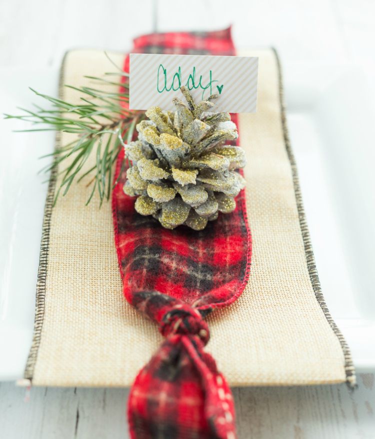 Pinurile de înălbitor spray de aur stropesc cartela de loc