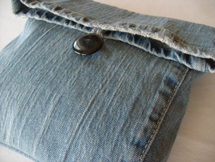 Pur și simplu coaseți-vă propria geantă de ambreiaj din denim geanta-age-jeans-close-ideas-clutch-button-denim-soff-simple-wallet