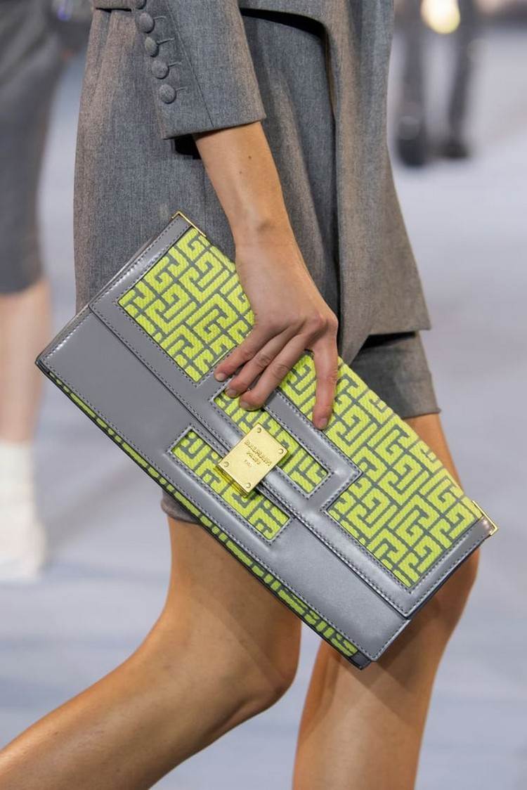 Genti Trends 2021 Clutch Balmain în culoarea neon de format mare