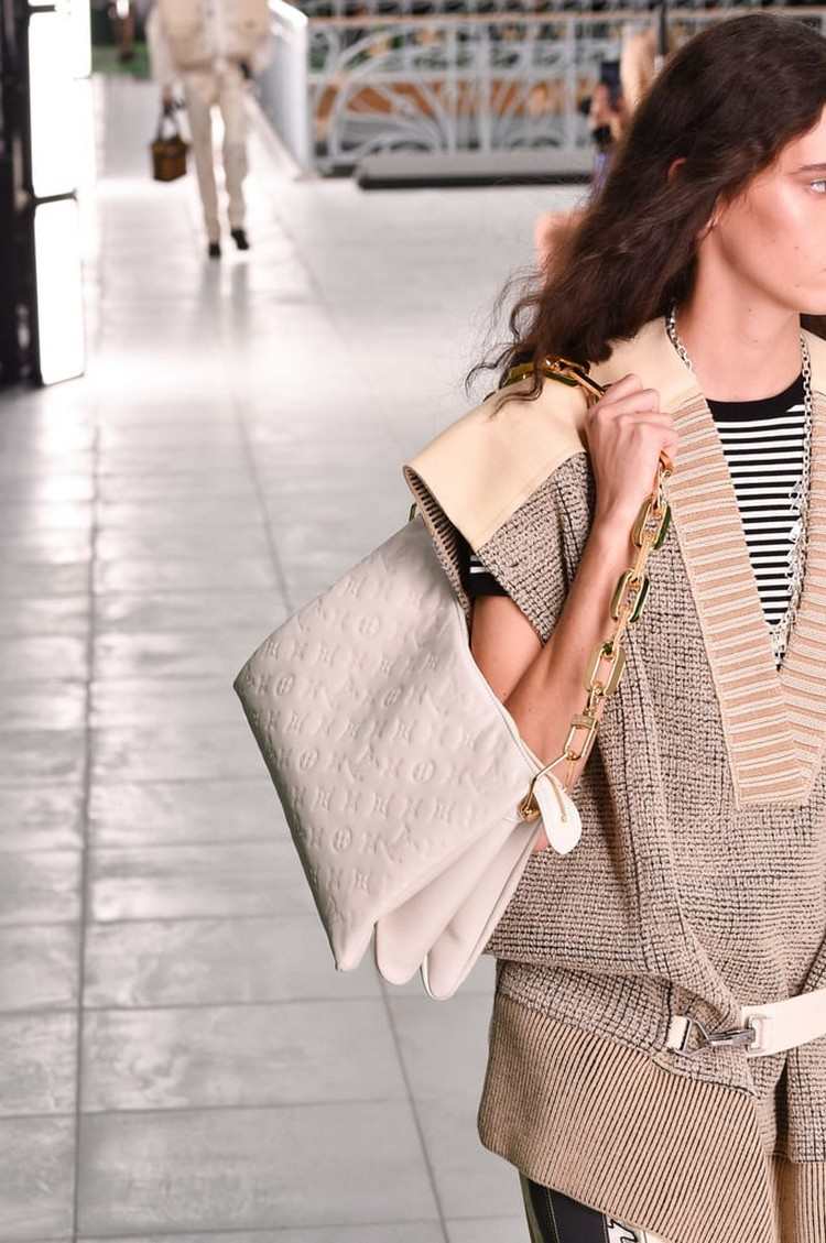 Detalii despre lanț geanta 2021 de Louis Vuitton