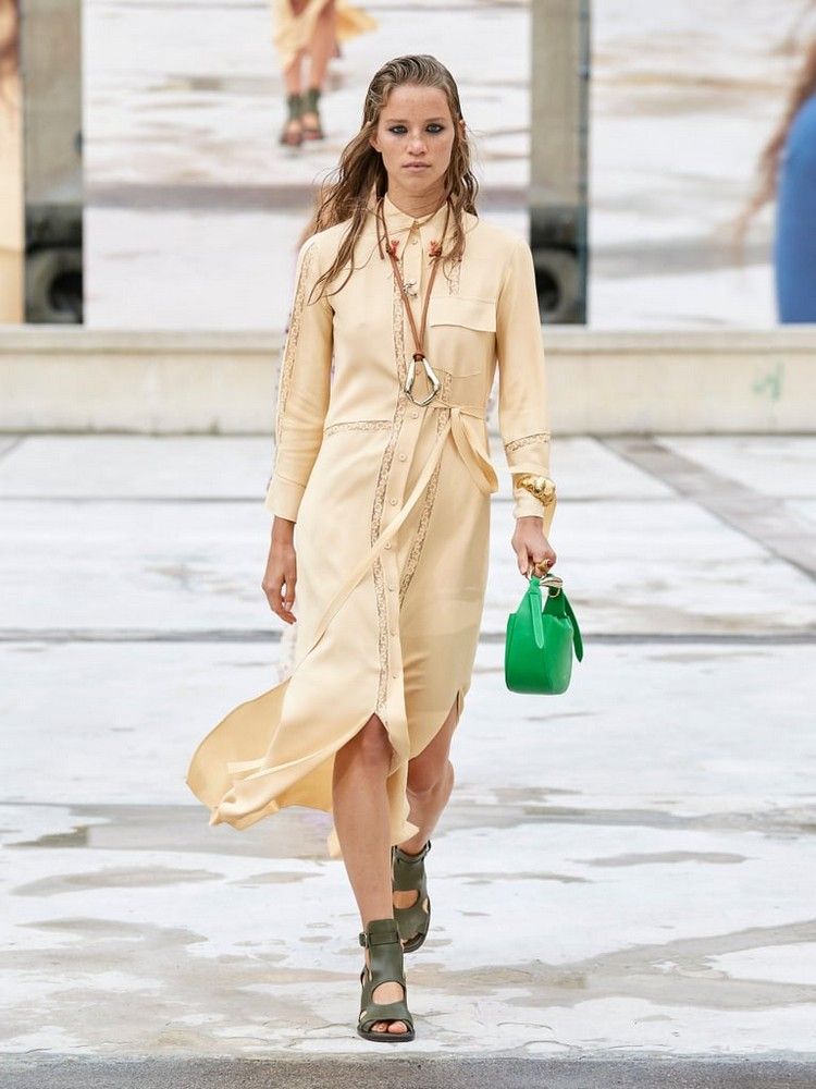 Tendințele genelor 2021 setează accente cu genți în culori vii