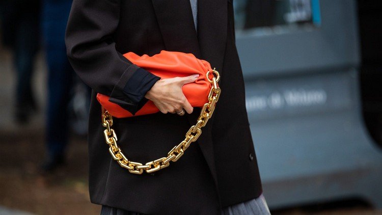 Tendințe genți 2021 detalii lanț de culori luminoase