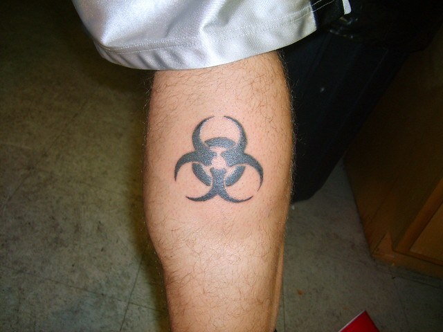 Tatuagem de risco biológico na panturrilha para homens