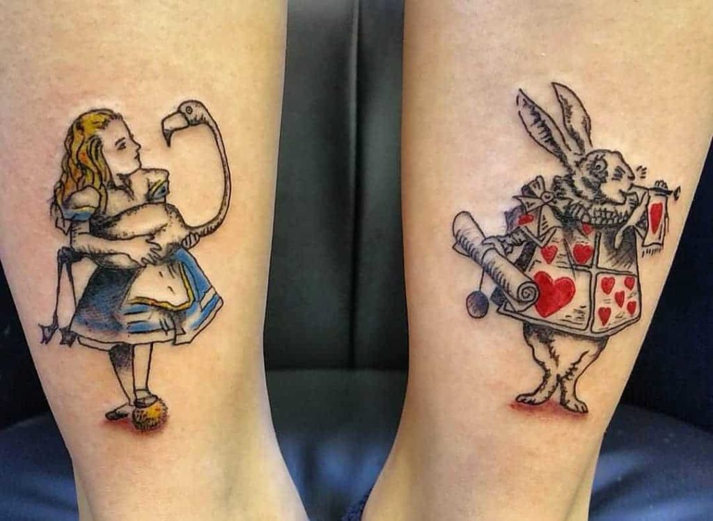 Neverjetna tetovaža Alice in Wonderland na nogi