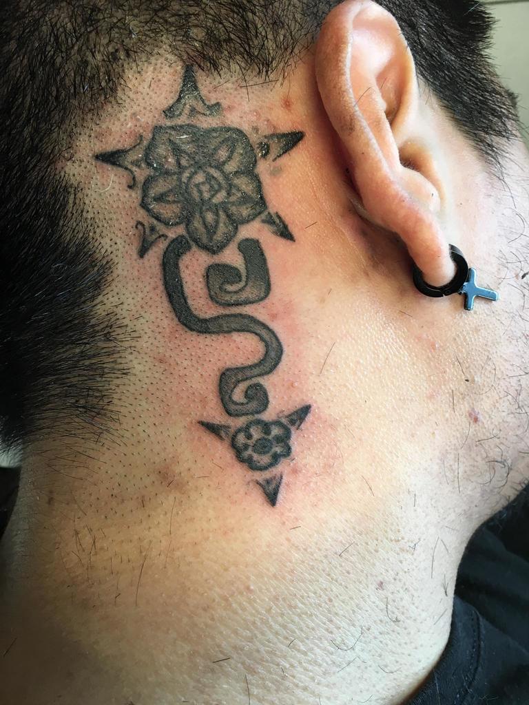 Aztec Snake Tattoo dietro l'orecchio per gli uomini