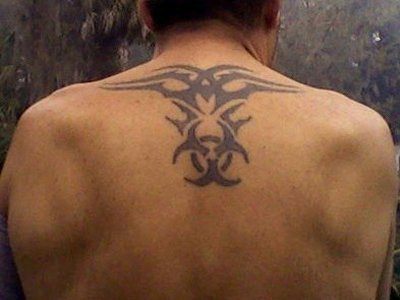 Tatuagem de risco biológico nas costas para homens