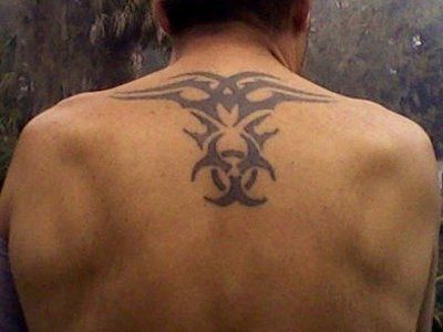 Tatuagem de risco biológico nas costas para homens