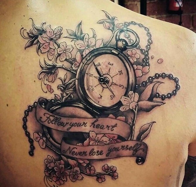 Kišeninio laikrodžio tatuiruotė nugaroje vyrams
