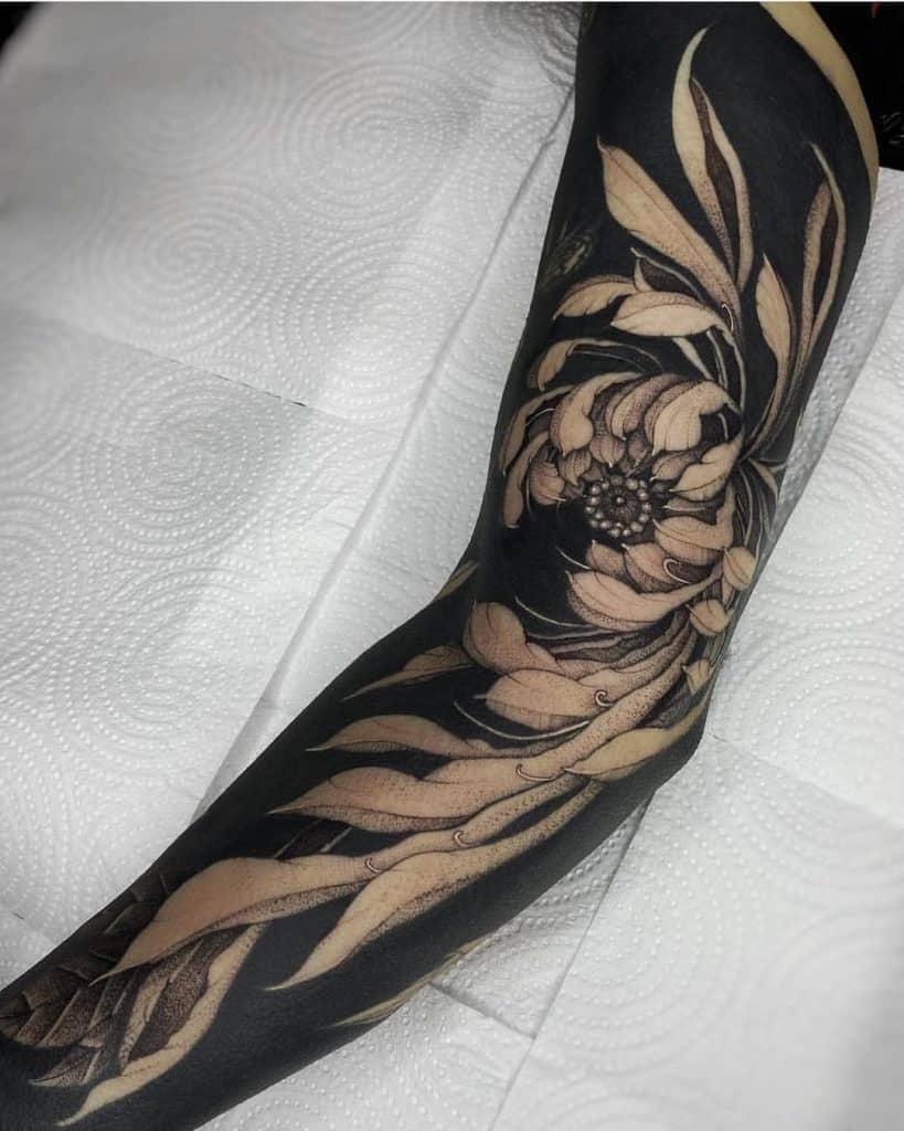 Prós Contras de tatuagens pretas e cinzas 1