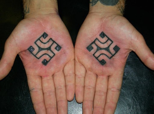 Swastik tetovaža pri ruci za muškarce