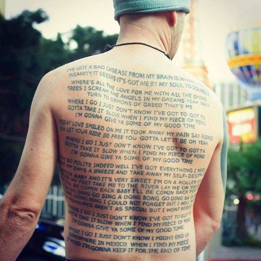 Testi delle canzoni tatuaggio sul retro del corpo per gli uomini