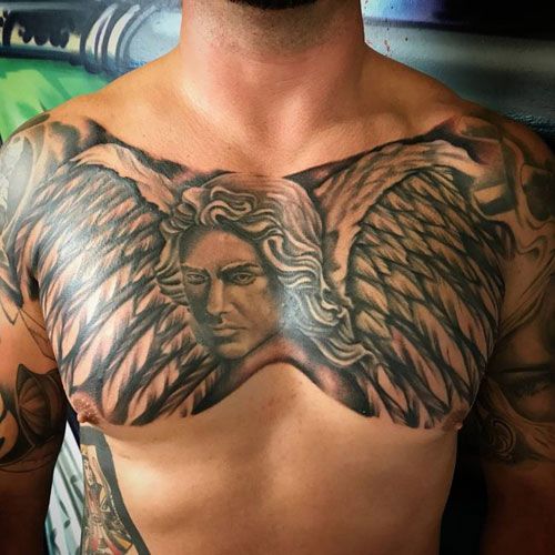 Tatouage Classy Wings sur la poitrine pour les hommes