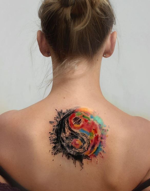 Tatuagem circular para mulheres nas costas