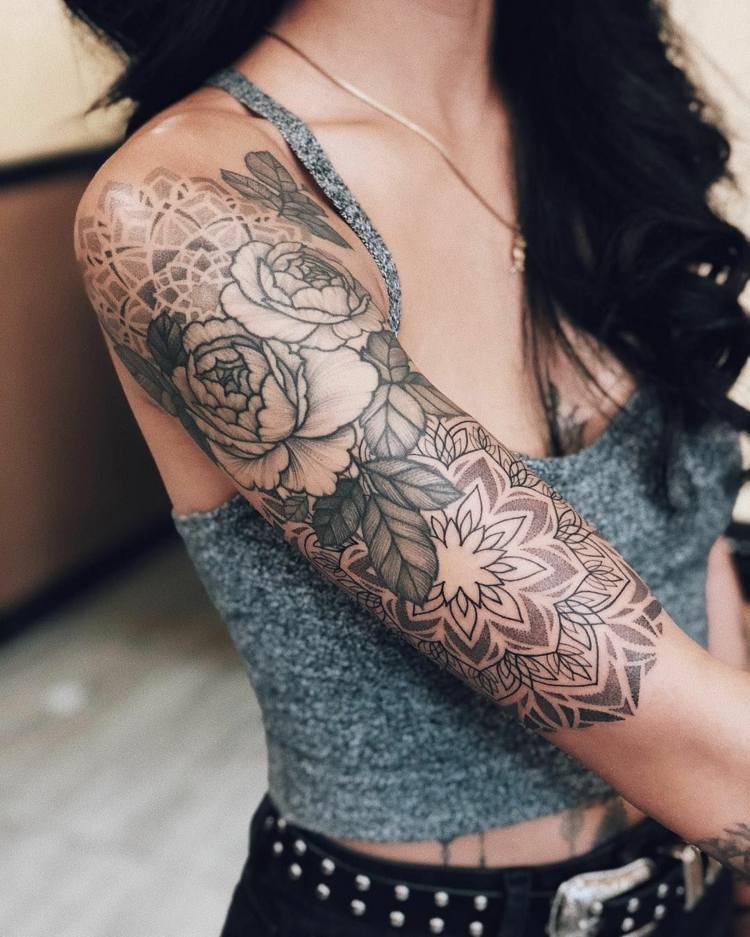 Sasha Masuik artist tatuaj umăr tatuaj femei