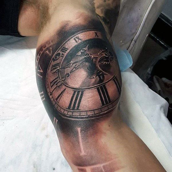 Kišeninio laikrodžio tatuiruotė ant rankos vyrams