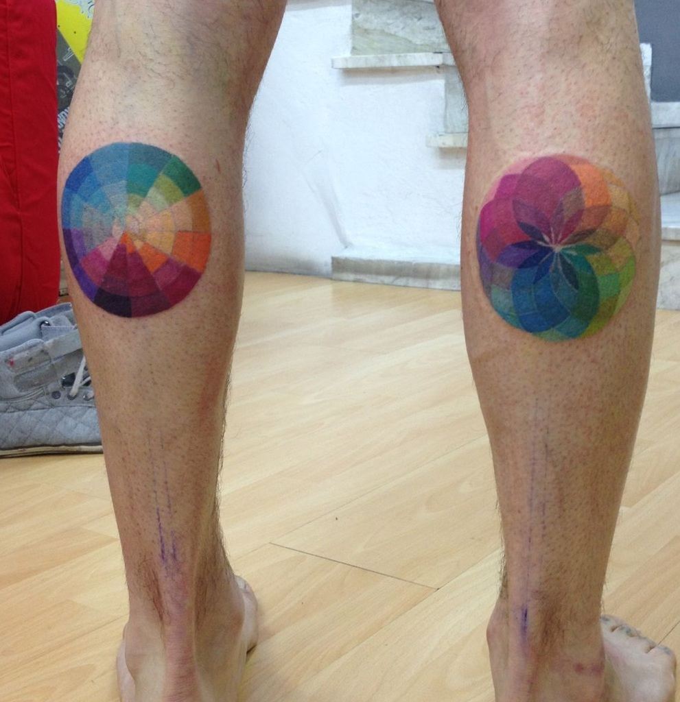 Tatuagem de círculo colorido na perna