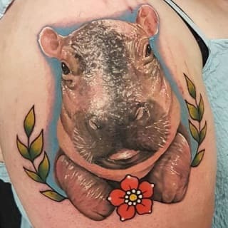 Šarena tetovaža nilskog konja na ramenu za muškarce