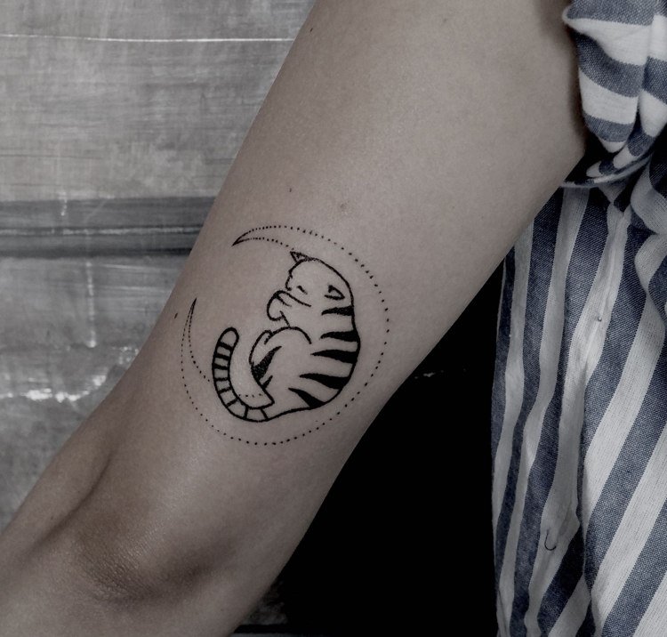 Pisică tatuată de mână semilună lună dotwork picior femeie