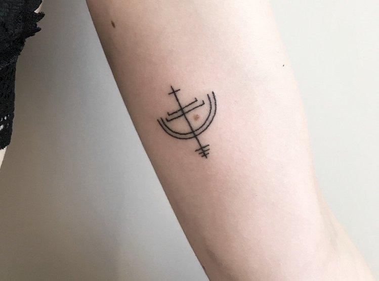 Tatuaj cu arc și săgeată brațul superior gravat manual