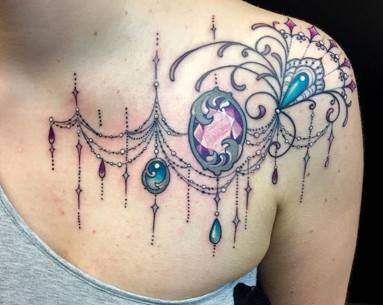 Tendințele tatuajelor 2019 pentru femei pietre prețioase bijuterii umăr piept