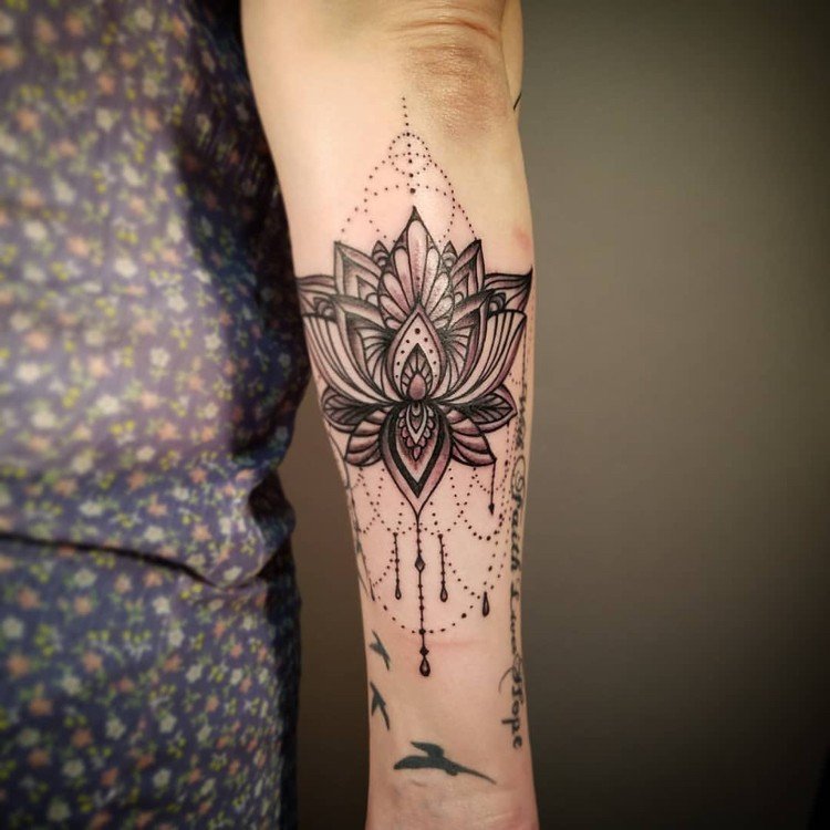 Candelabru de tatuaj cu flori de lotus lanțuri de picături puncte filigran