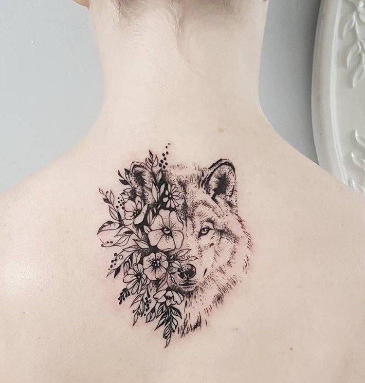 Tendințele tatuajelor dotwork lupul și florile gâtului femeii din spate