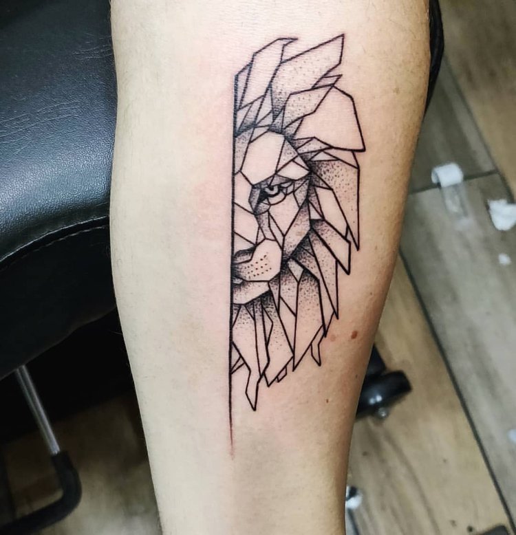 Tatuaj geometric leu dotwork vițel om jumătate