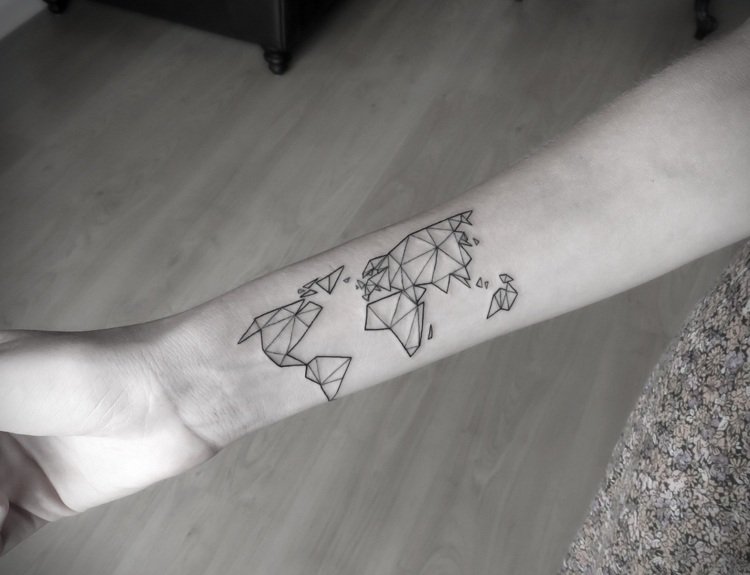 tatuaj geometric harta lumii motiv de călătorie tendință 2019