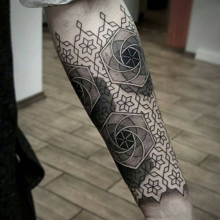 tatuaje geometrice trend maneca antebrat diamante spirale Negru Gri