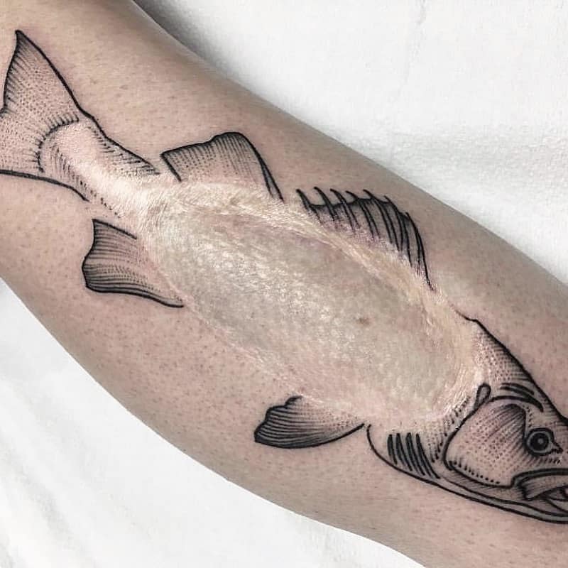 なぜ人々は彼らの傷跡を入れ墨するのですか