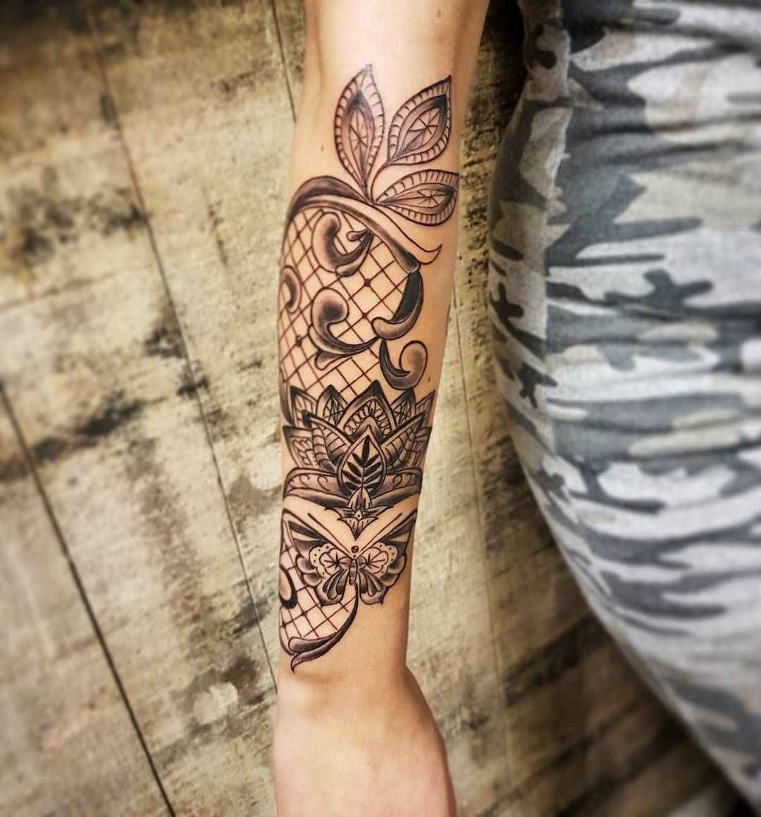 Detalii dantelă tatuaj antebraț flori idei de design tatuaj tendințe tatuaj 2019