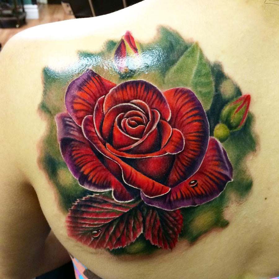tatuaj trandafir rosu idei tatuaj umăr pentru femei tatuaj flori