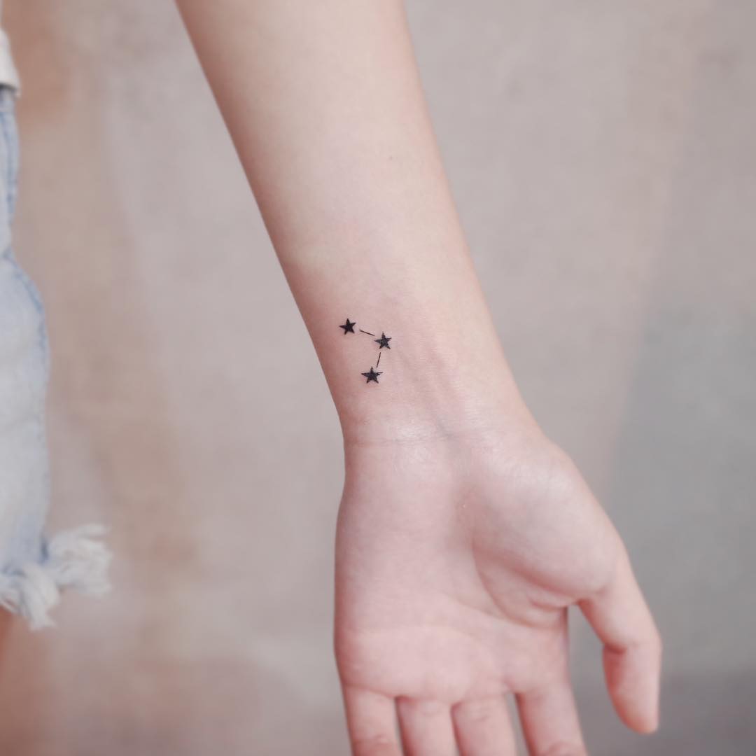 tatuaj de trei stele, ceea ce înseamnă design minimalist al tatuajului încheieturii mâinii